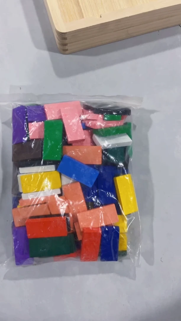 木彩色多米诺骨牌