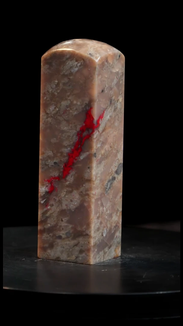 昌化石牛角冻鸡血石