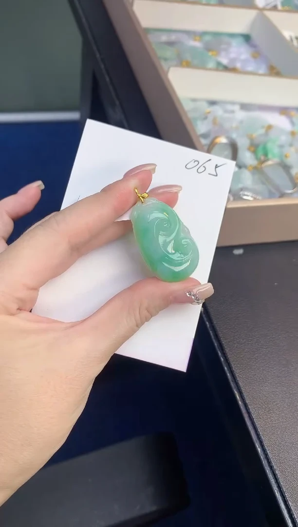 颈饰18K金镶嵌翡翠天然缅甸a货翡翠