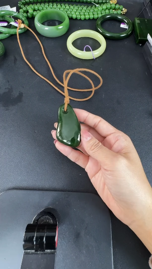 颈饰未镶嵌和田玉（碧玉）随形吊坠