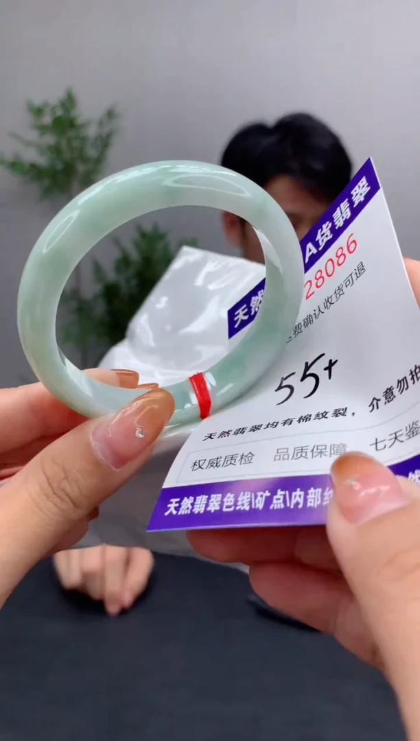 未镶嵌手镯翡翠有纹，完美者勿拍
