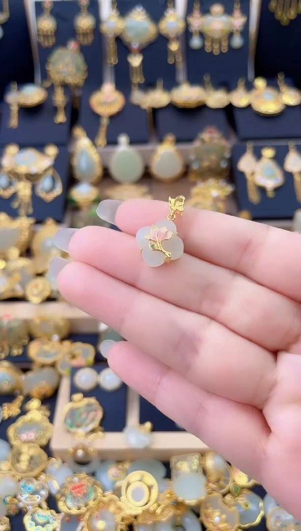 颈饰银S925镀金镶嵌和田玉蝶恋花四叶草吊坠