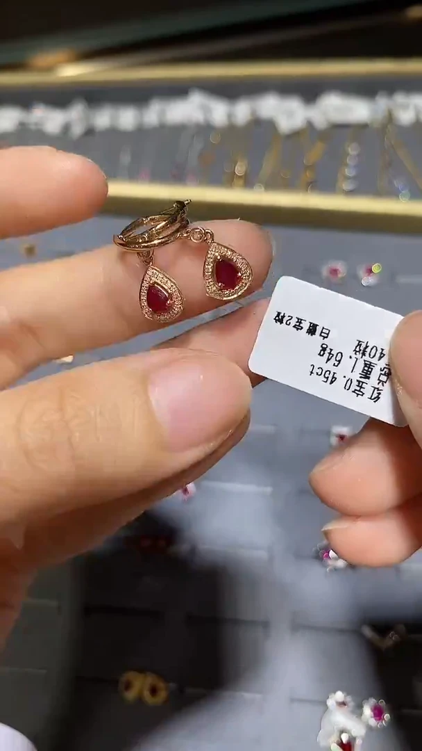 18K金镶嵌耳饰红宝石