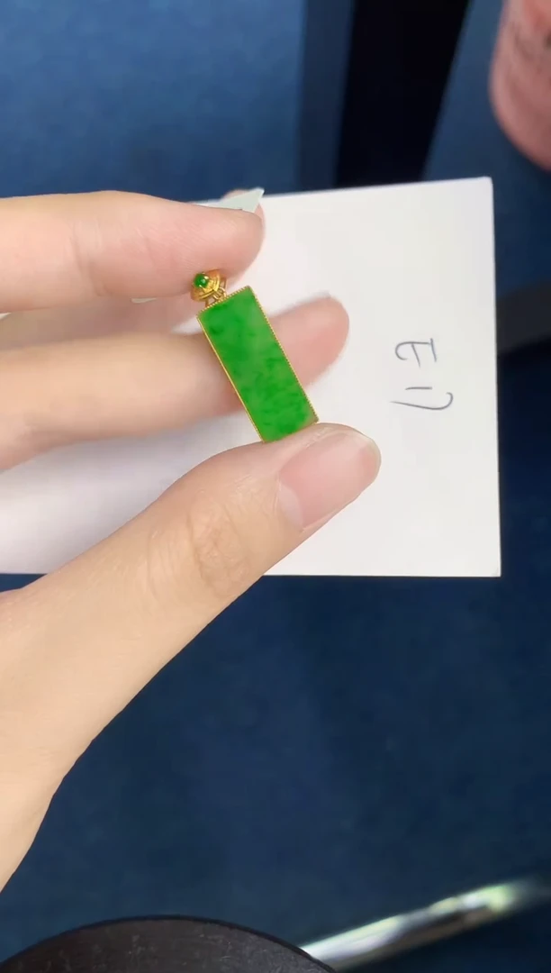 翡翠18K金镶嵌颈饰天然翡翠緬甸A貨