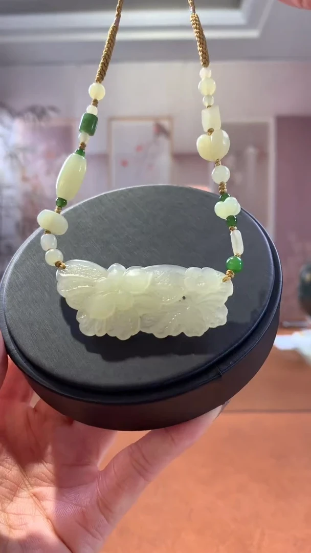 未镶嵌和田玉挂件黄口蝴蝶吊坠