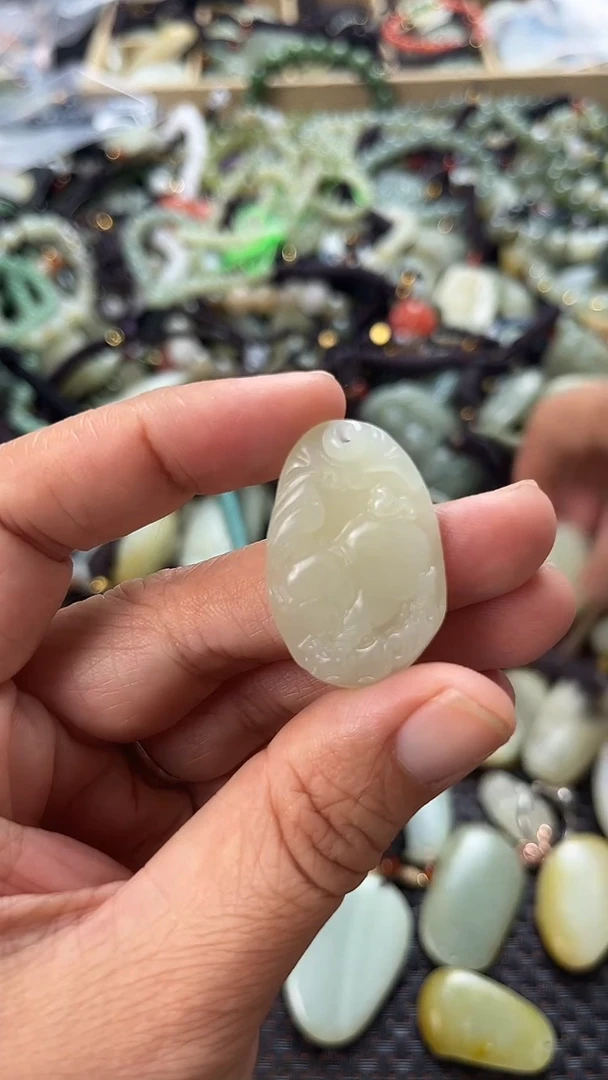 和田玉未镶嵌颈饰（多样性发一件）没有证书有瑕