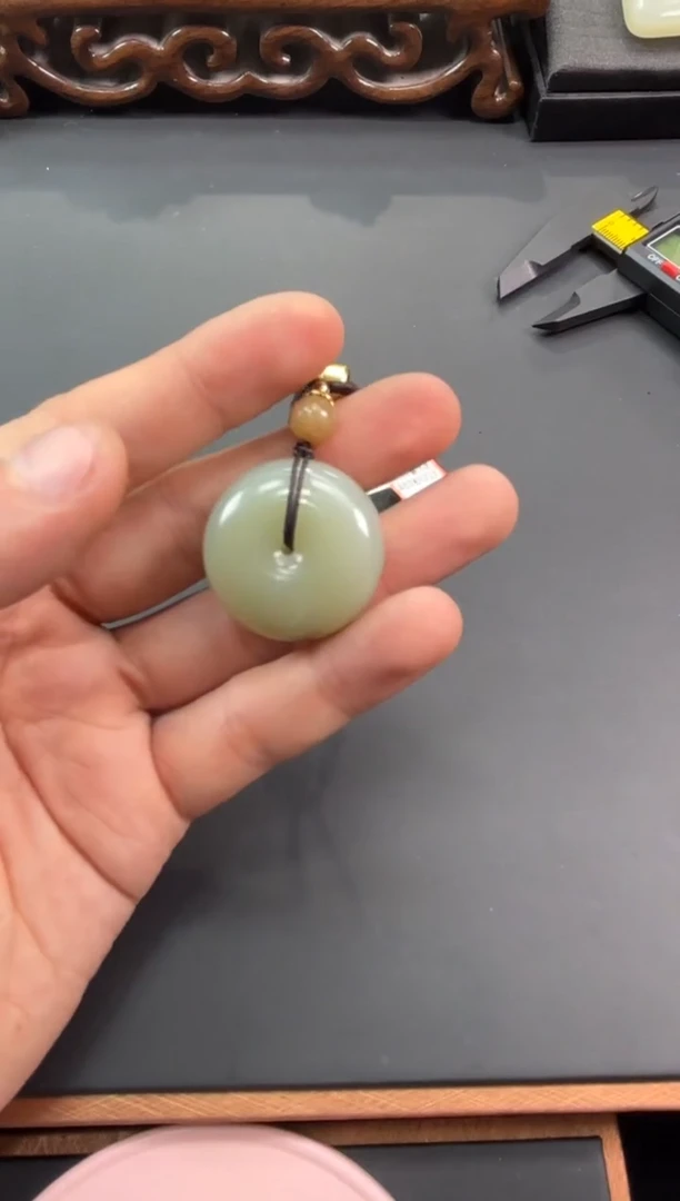 【闪购商品】和田玉吊坠(赠链)未镶嵌且末微色差近矿吊坠