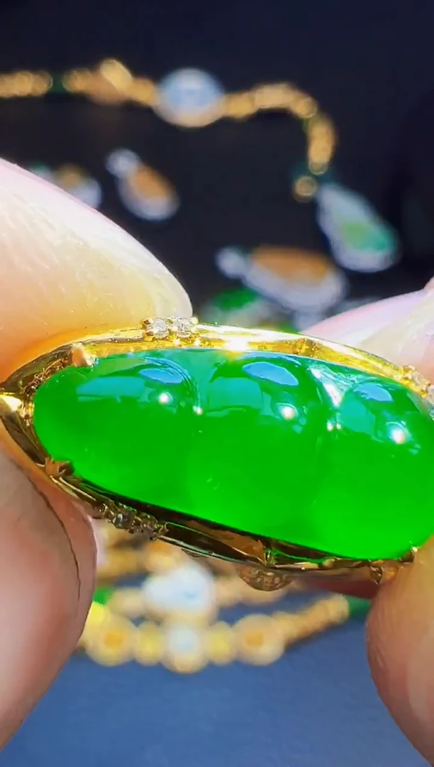 颈饰18K金镶嵌翡翠J***s翡翠