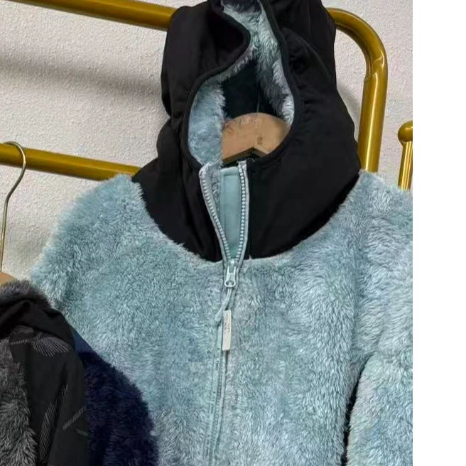 唯琳剪标  3仓P2-8-2197款  绒毛毛拼接连帽拉链卫衣
