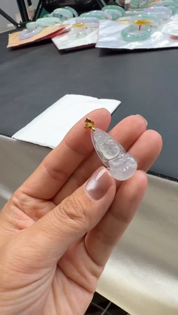 颈饰18K金镶嵌翡翠宝宝佛
