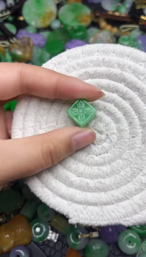 颈饰未镶嵌翡翠缅甸翡翠吊坠