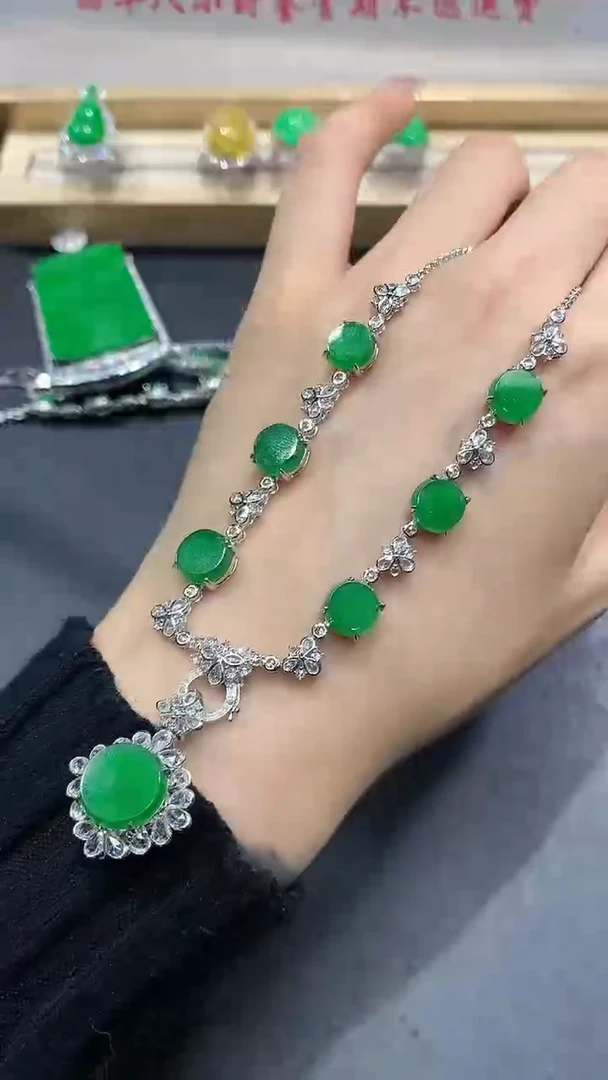 【闪购商品】翡翠吊坠(赠链)18K金镶嵌78团购