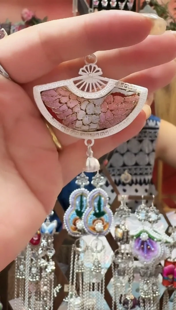 织绣云织谣民族风精美饰品   244