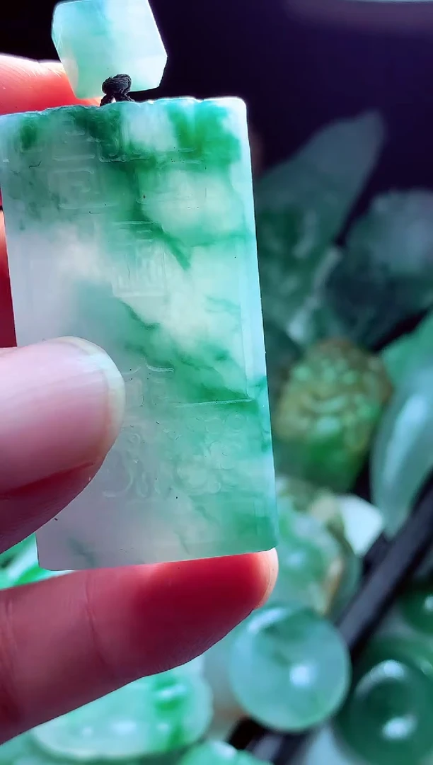 未镶嵌定制翡翠深***?翡翠毛货定制