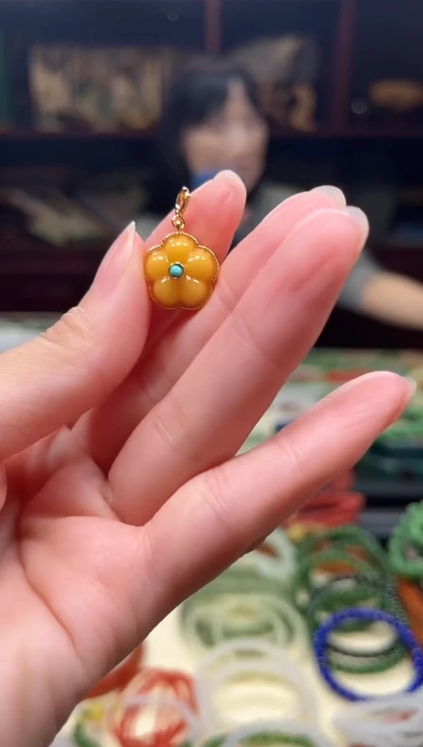 蜜蜡颈饰银S925镶嵌小花吊坠