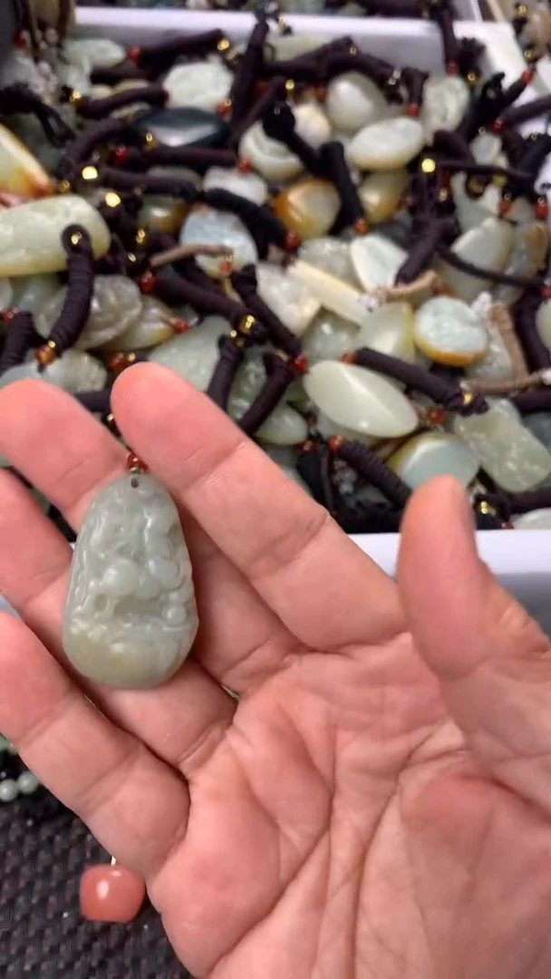 【闪购商品】和田玉颈饰未镶嵌多样性发货没有证书.拍一发一，有瑕