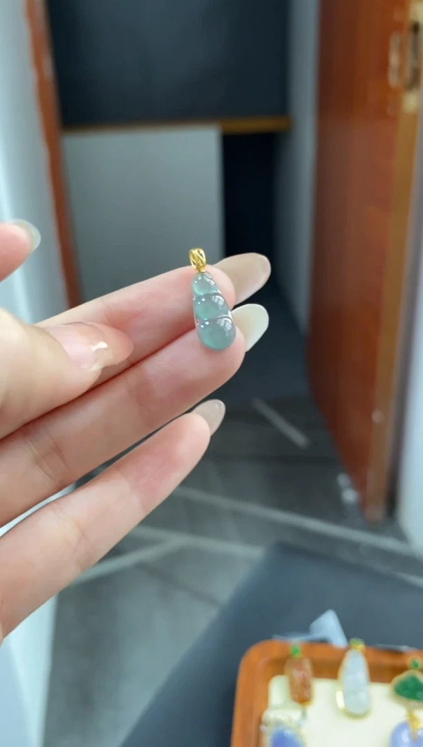 颈饰18K金镶嵌翡翠豆子