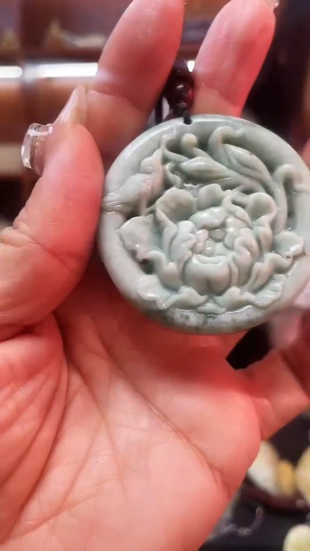 未镶嵌蛇纹石玉吊坠