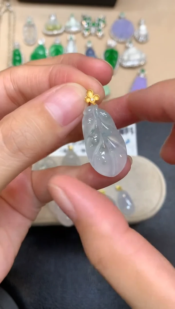 颈饰18K金镶嵌翡翠树叶【无服务费