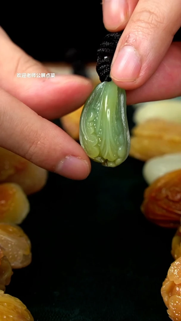 寿山石梅子青白菜挂坠