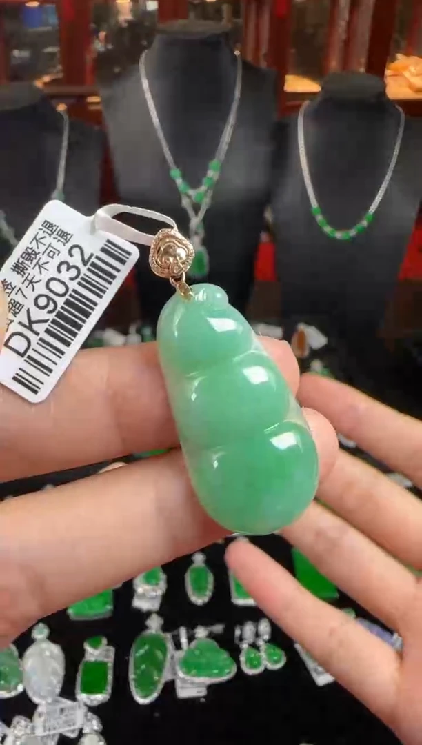 颈饰18K金镶嵌翡翠DK9032绿豆豆