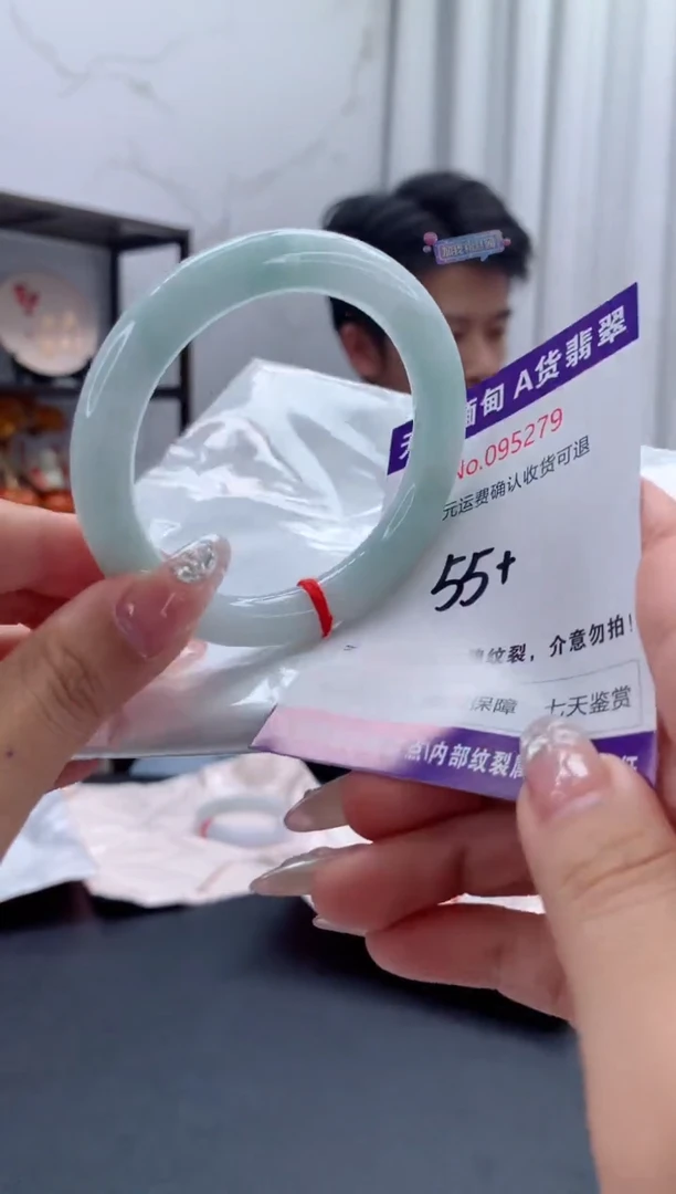 未镶嵌手镯翡翠有纹，完美者勿拍