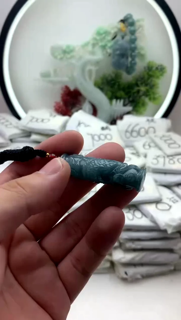 翡翠未镶嵌颈饰龙柱