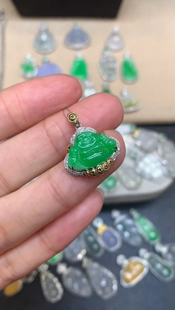 颈饰18K金镶嵌翡翠佛公【无服务费