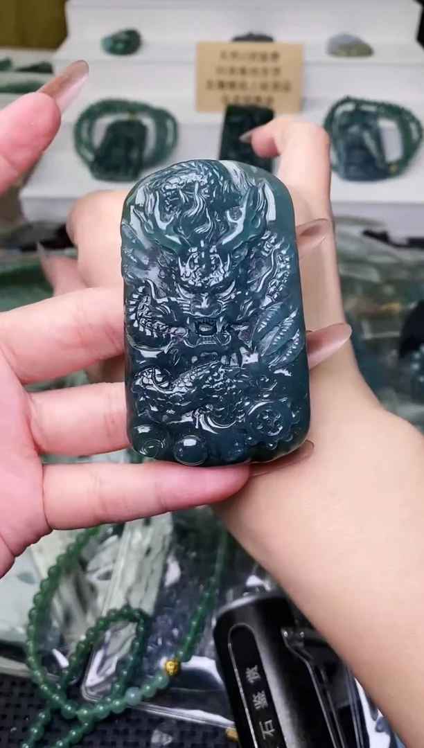 颈饰未镶嵌翡翠