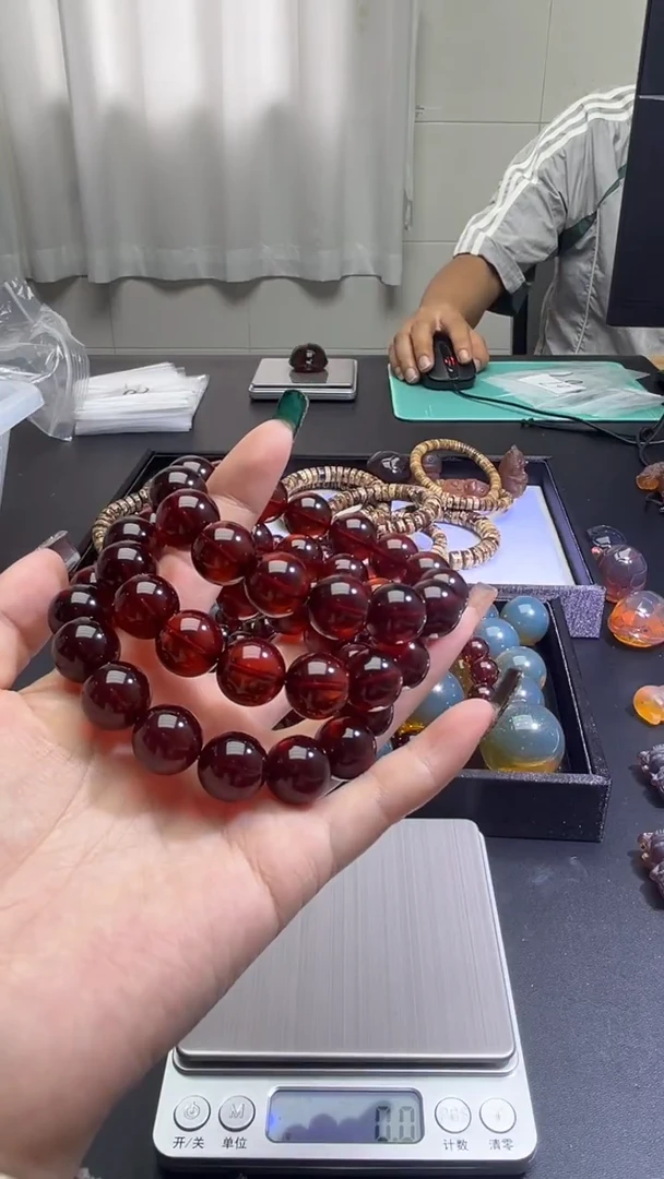 未镶嵌琥珀裸石70