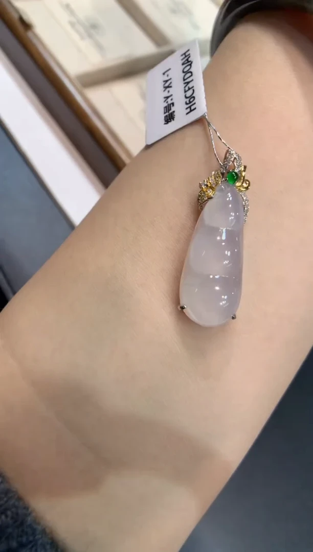 颈饰18K金镶嵌翡翠福豆