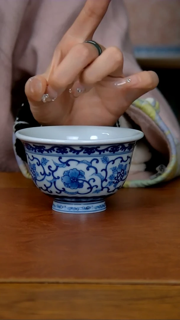 【闪购商品】陶瓷缠枝花卉压手杯（柴窑）    