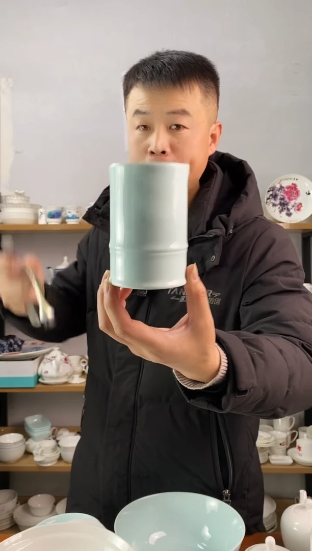 直播间青色微瑕样品笔筒一个