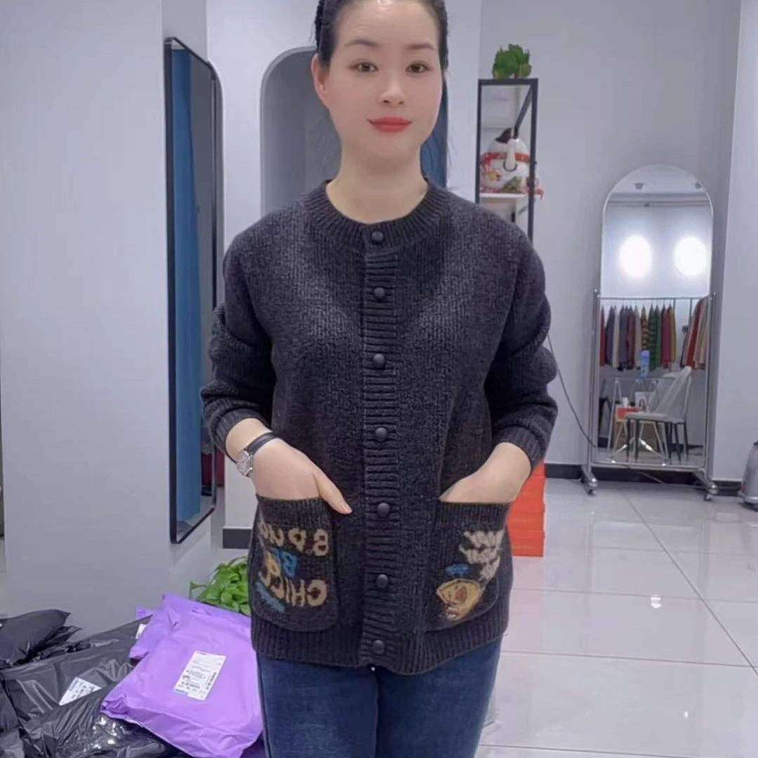 2460款口袋绣花毛针织开衫