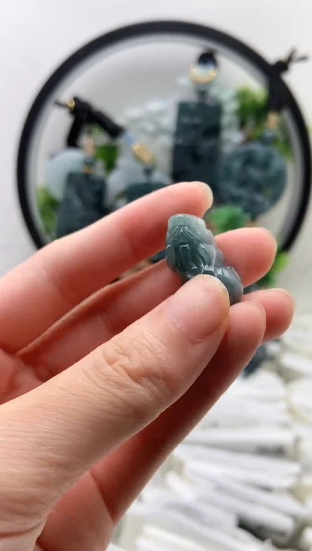 翡翠未镶嵌颈饰貔貅