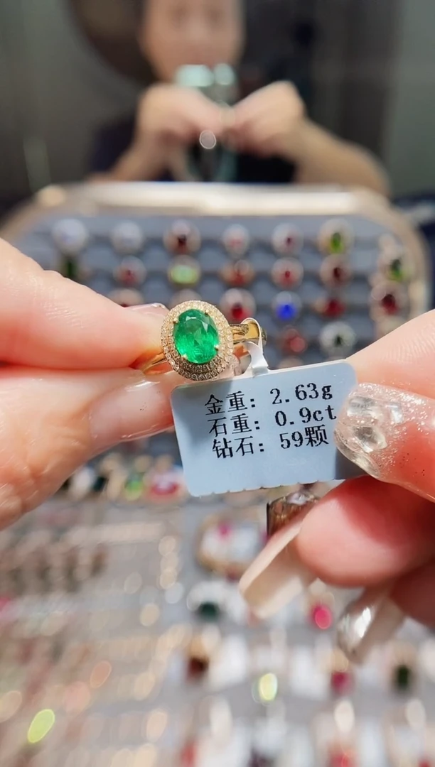 18K金镶嵌戒指祖母绿0.9ct