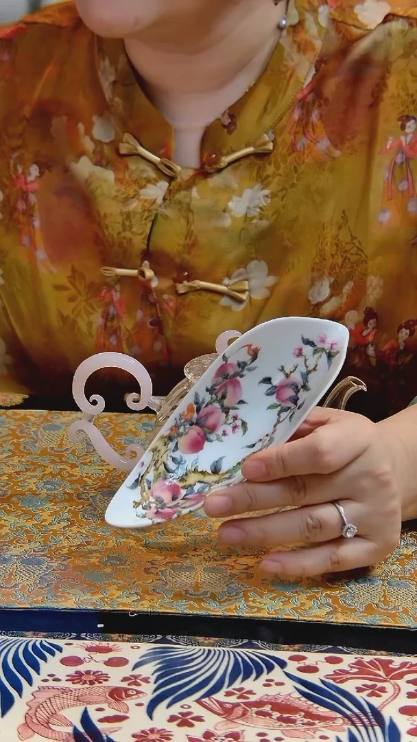 茶则。。。。桃子。。。。。