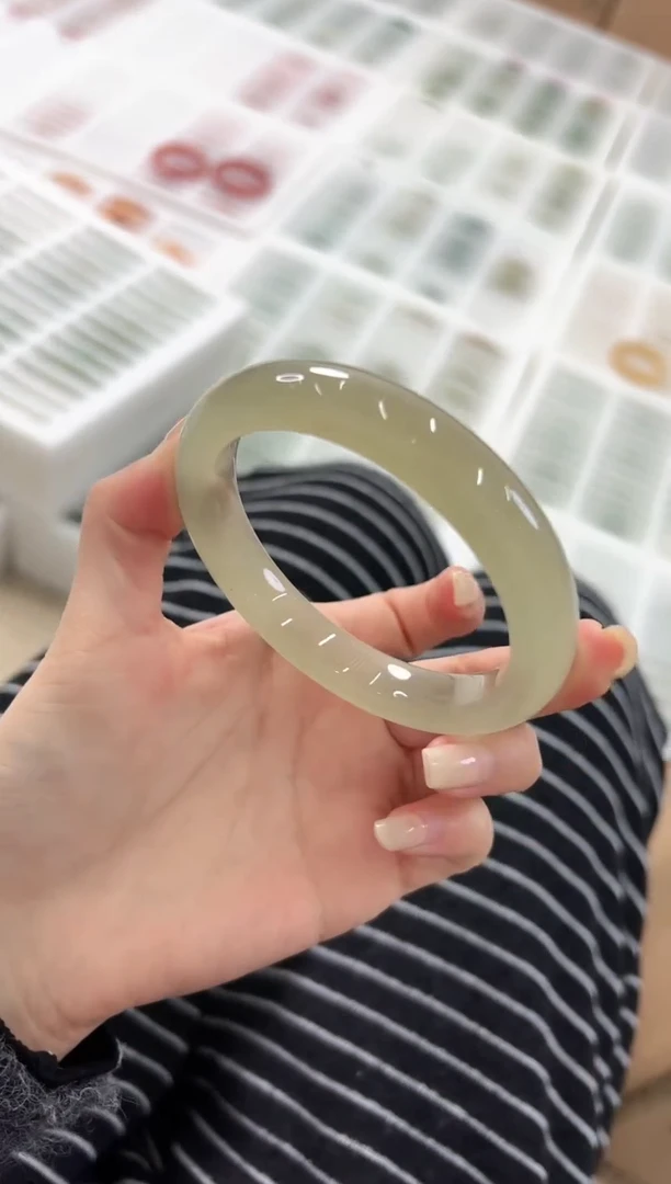 未镶嵌手镯石英质玉50-61D