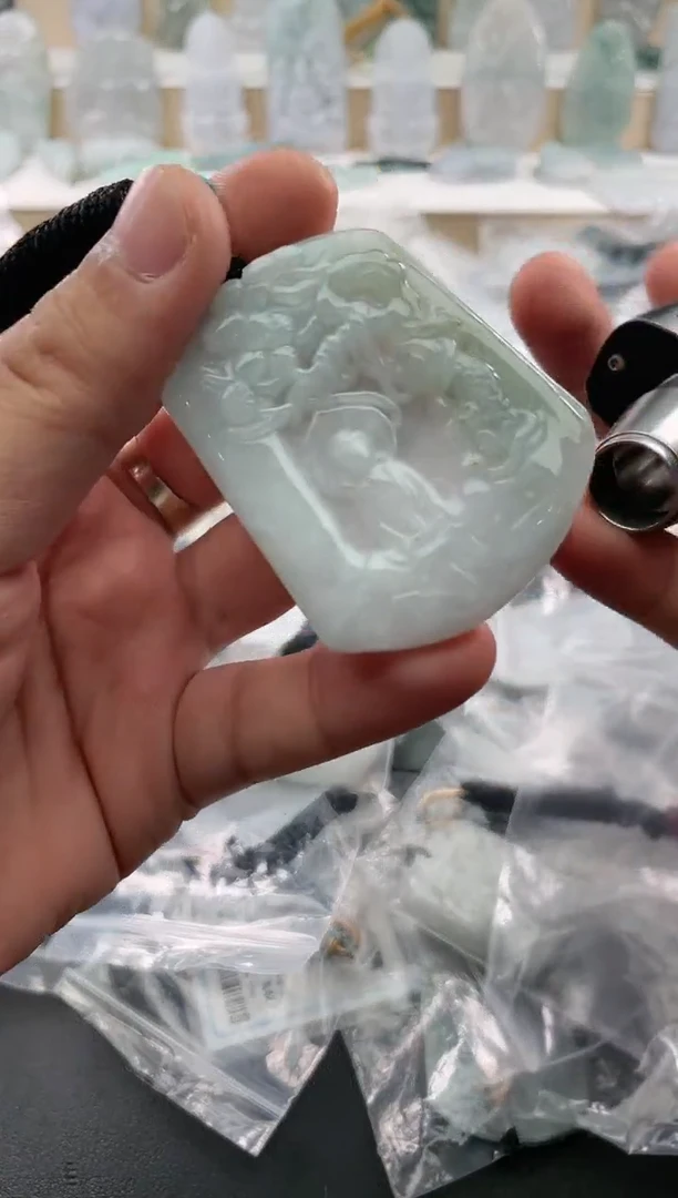 翡翠未镶嵌颈饰..../5/26/ 40