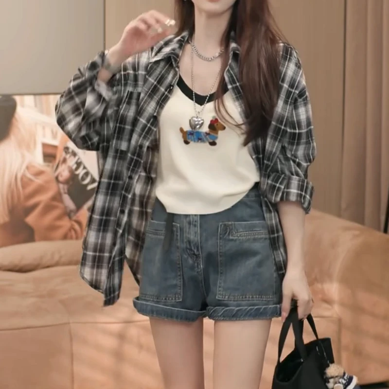 春季新款时尚显瘦腊肠小狗V领背心+格子衬衫+百搭短裤LK2502477