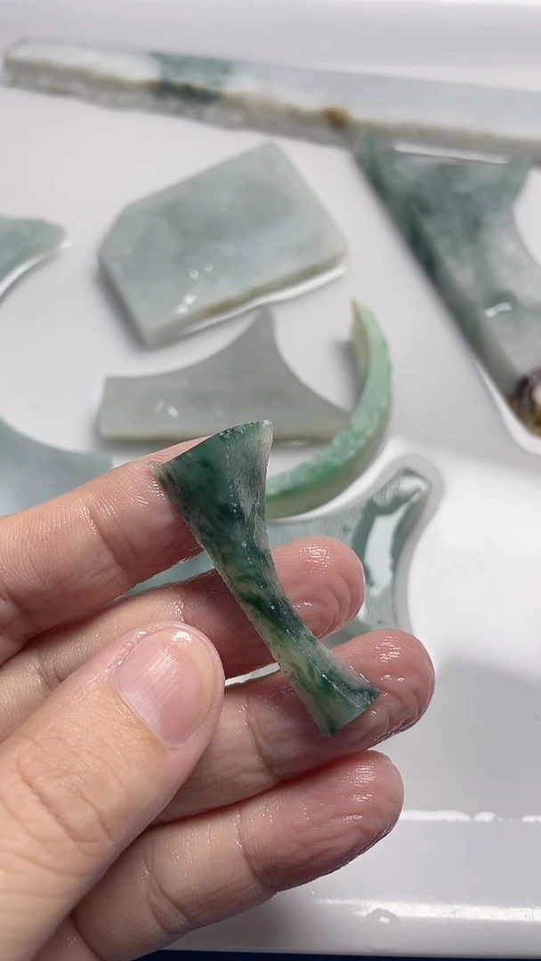 翡翠裸石华****歌翡翠小边料