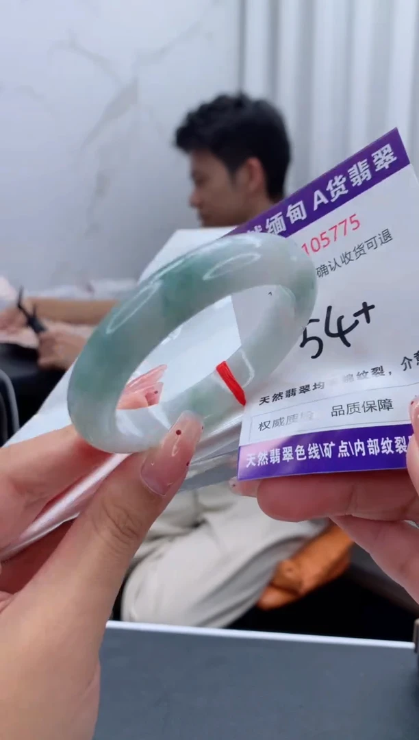 未镶嵌手镯翡翠有纹，完美者勿拍