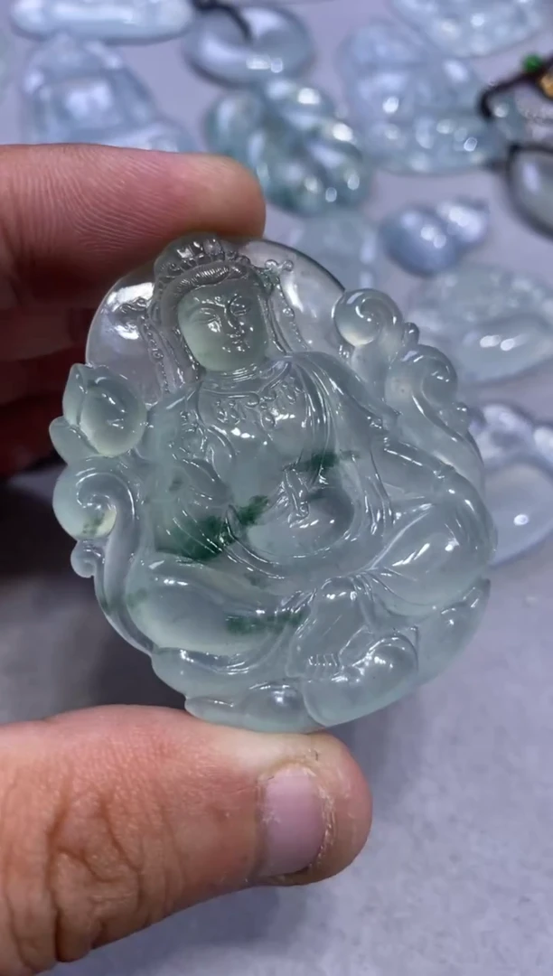 吊坠(不含链)未镶嵌翡翠观音11500  52.2  44.5  5.7