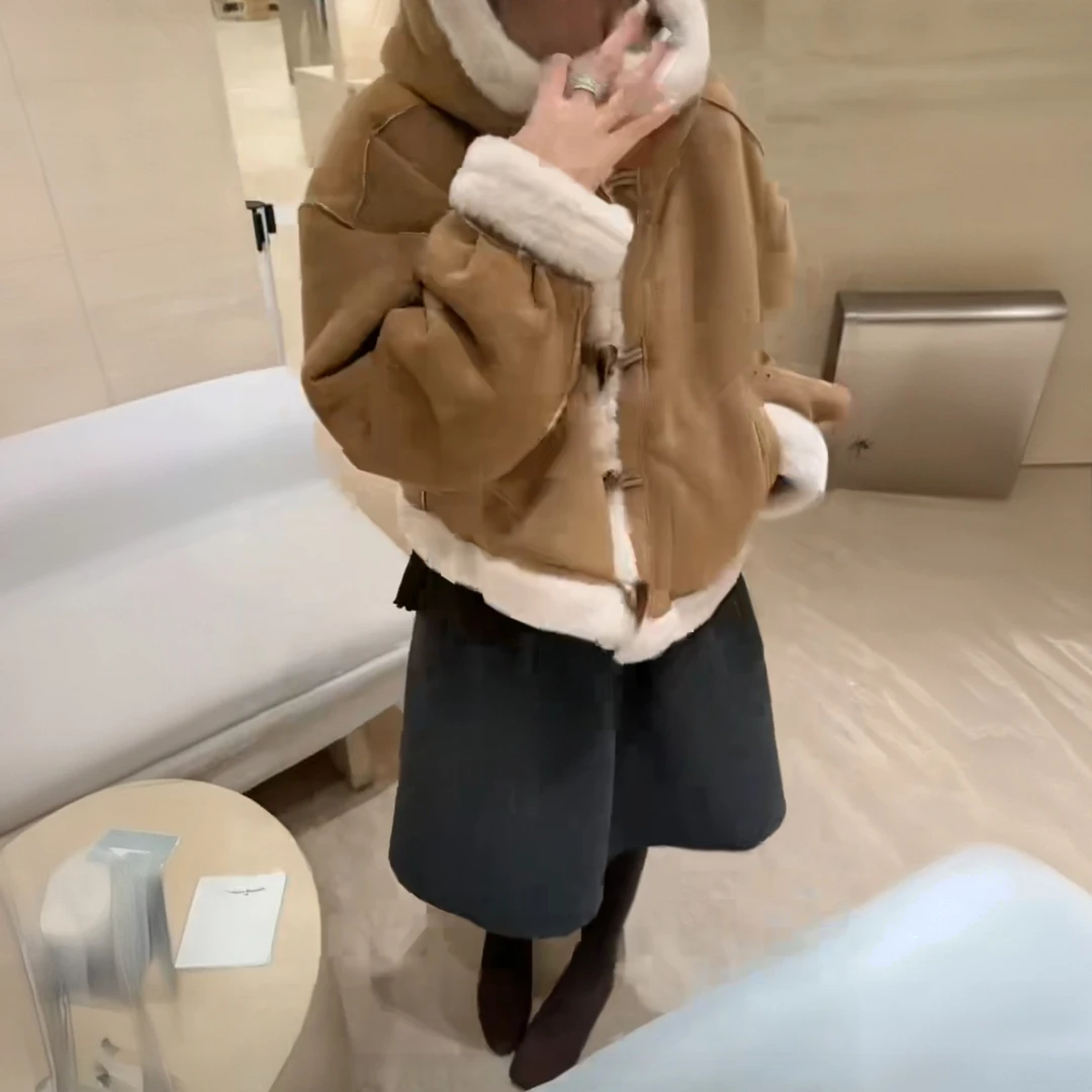 Manmi   牛角扣皮毛一体连帽羊毛外套  8077（C8↑）