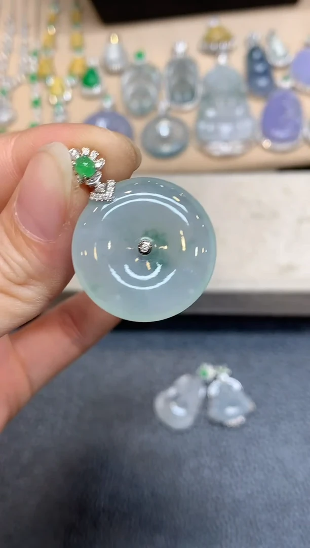 颈饰18K金镶嵌翡翠平安扣【无服务费