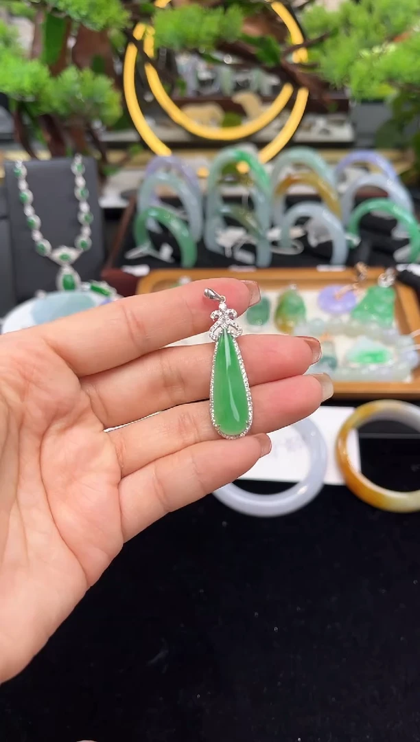 颈饰18K金镶嵌翡翠吊坠