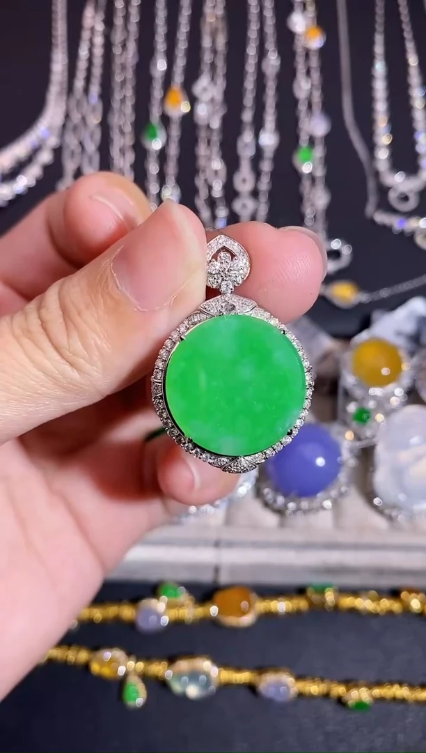 颈饰18K金镶嵌翡翠吊坠