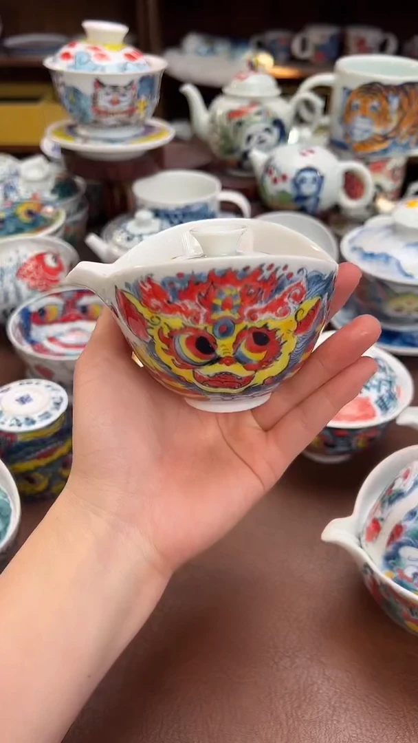 【闪购商品】微瑕福利价        醒狮手抓壶