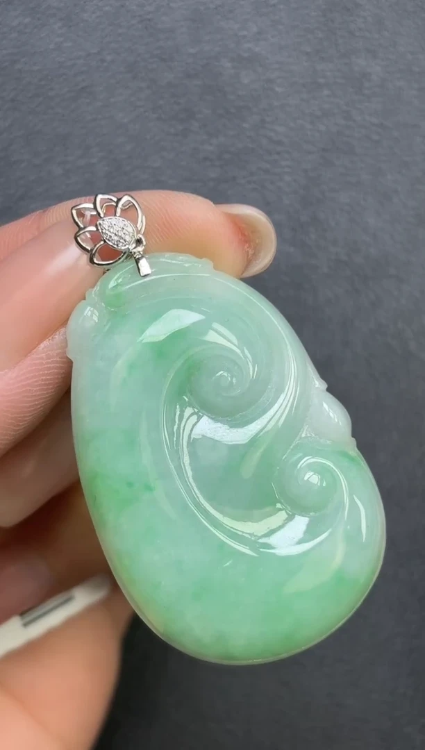 颈饰18K金镶嵌翡翠如意