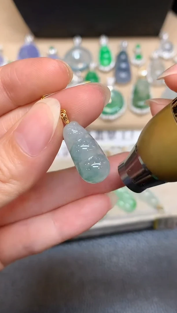 颈饰18K金镶嵌翡翠福豆【无服务费